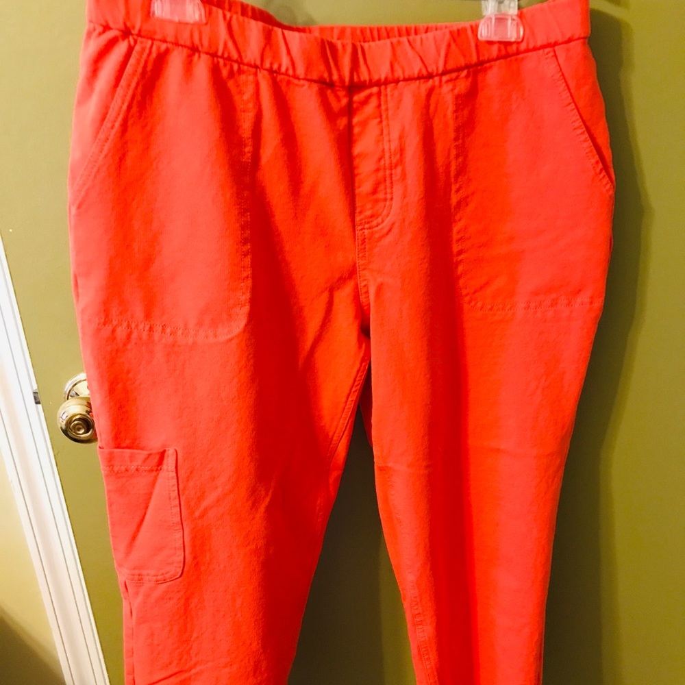 Capri pants with pockets.